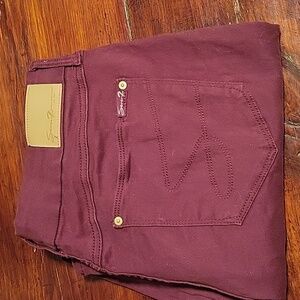 Like new seven jeans. Wine color, 5 pockets zip, 2 buttons. Stretchy and comfy